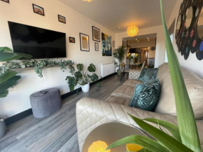2 Bed Town Centre Apt in Porthcawl, parking, Wifi ,Sky & Netflix